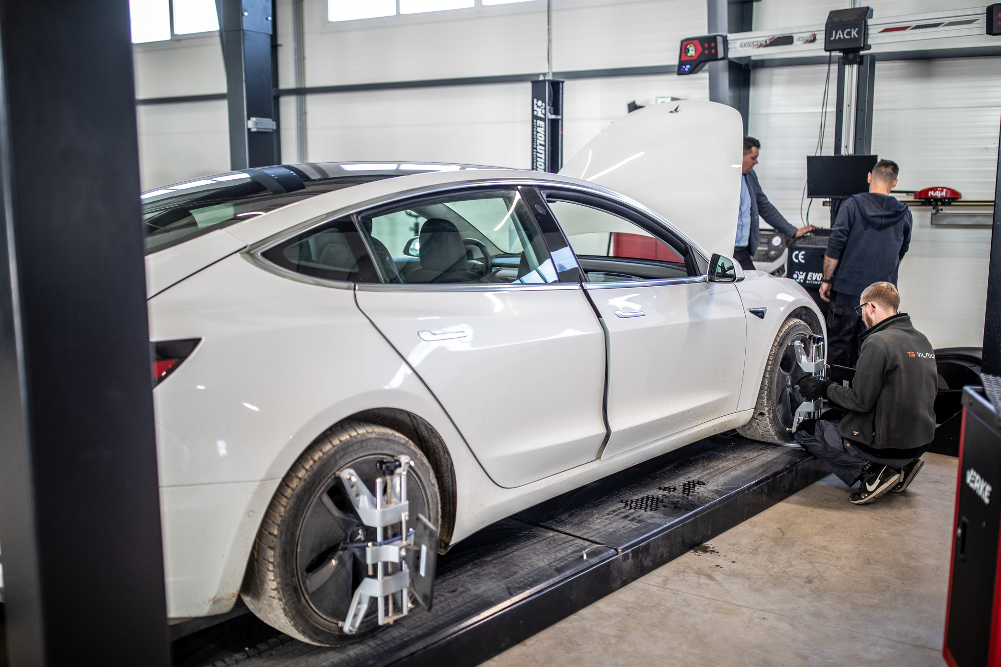 Meistrai tikrina Tesla Model 3 ratų geometriją „TS Vilnius“ servise