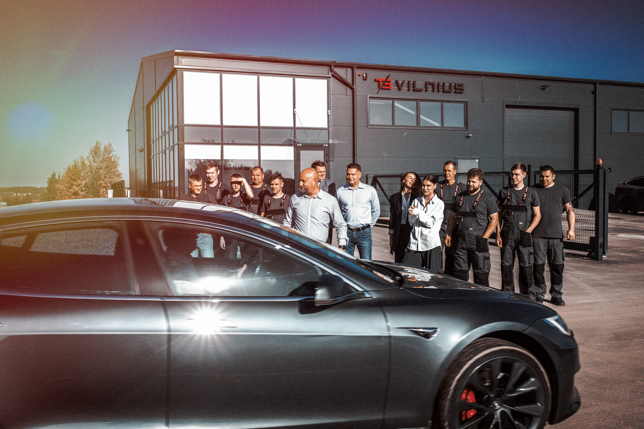 „TS Vilnius“ komanda prie Tesla automobilio ir serviso pastato Vilniaus rajone
