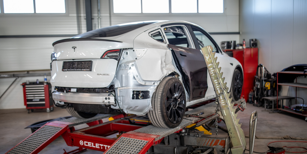 Tesla Model S su išardytu kėbulu ruošiama remonto darbams „TS Vilnius“ dirbtuvėse