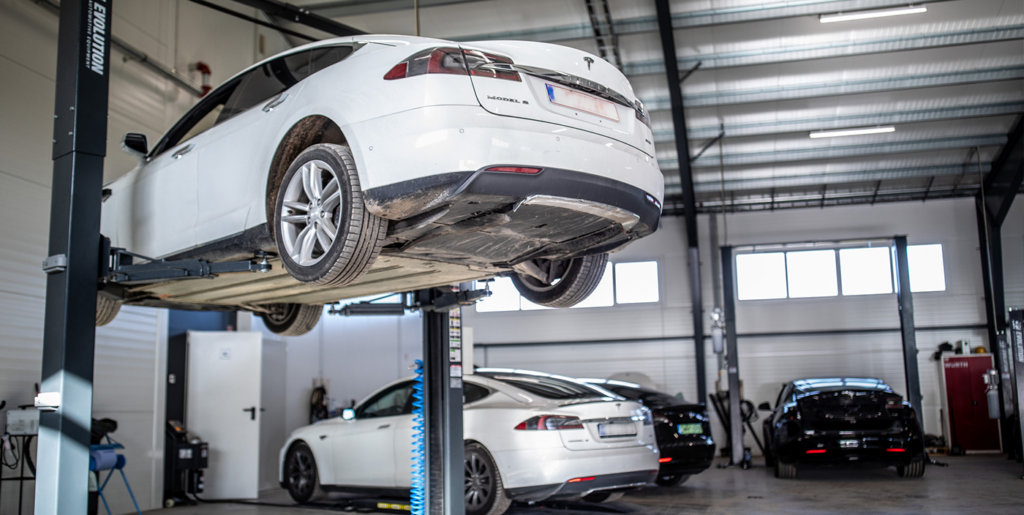Baltas Tesla Model X ant keltuvo „TS Vilnius“ automobilių servise