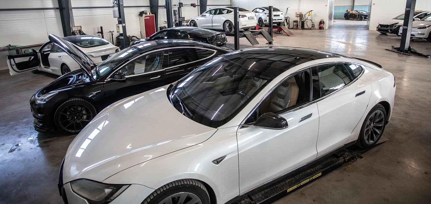 Tesla automobiliai ant keltuvų „TS Vilnius“ servise Vilniaus rajone